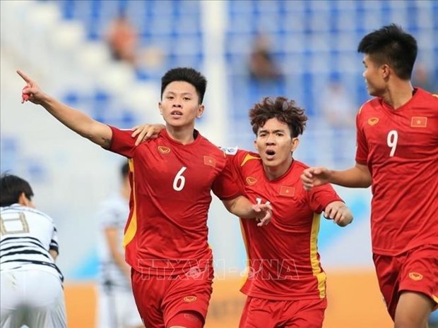 Defender Vu Tien Long (No. 6) scores in the 83rd minute, helping Vietnam draw 1-1 against the RoK. (Photo: VNA)