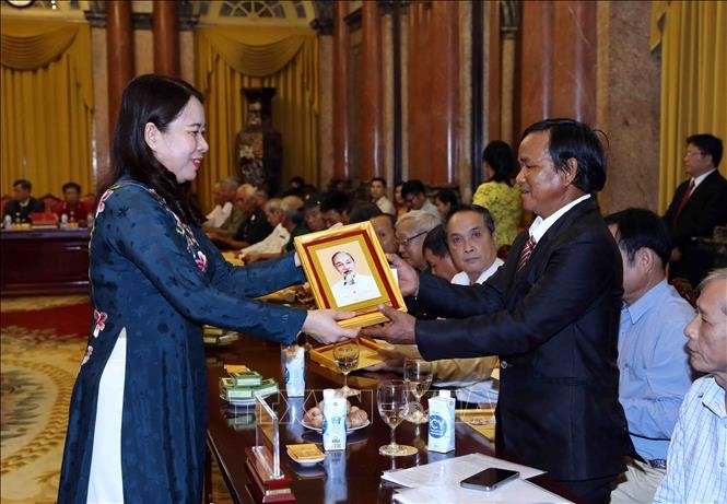 Phó Chủ tịch nước Võ Thị Ánh Xuân tặng ảnh chân dung Bác Hồ cho các đại biểu