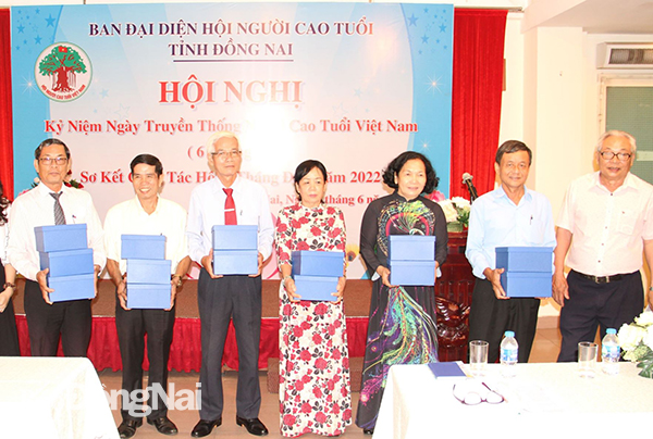 Đại diện Ban đại diện Hội NCT tỉnh và Bệnh viện quốc tế Hoàn Mỹ Đồng Nai trao tặng quà cho các đại biểu tham dự hội nghị, Ban đại diện Hội NCT các huyện, thành phố.