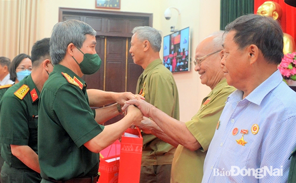 Thượng tướng Đỗ Căn tặng quà các đại biểu người có công tỉnh Đồng Nai