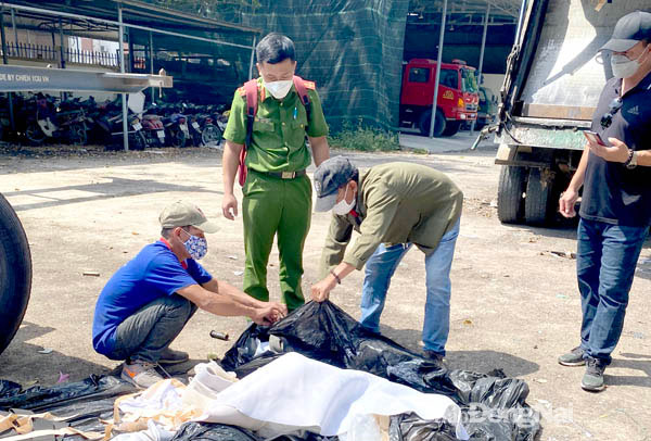 Lực lượng công an bắt vụ đổ trộm chất thải tại địa bàn H.Nhơn Trạch. Ảnh: Trần Danh