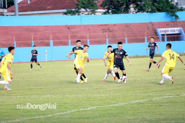 Đội Đồng Nai (áo đen) thất bại trước đội Hòa Bình trong trận đấu tranh vé thăng hạng Nhất. Ảnh: Huy Anh