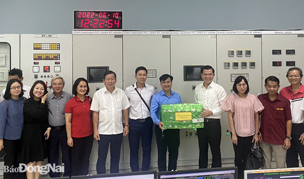 Bí thư Tỉnh ủy Nguyễn Hồng Lĩnh tặng quà cho cán bộ và nhân viên nhà máy thủy điện tại tỉnh Đắk Lắk (Ảnh: CTV)