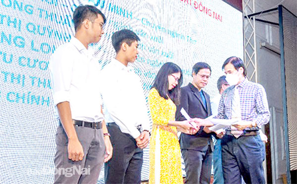 NSND Giang Mạnh Hà, Chủ tịch Hội Văn học nghệ thuật Đồng Nai trao quyết định kết nạp hội viên mới năm 2022