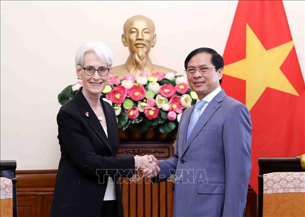 Vietnamese Minister of Foreign Affairs Bui Thanh Son (right) and US Deputy Secretary of State Wendy Sherman.