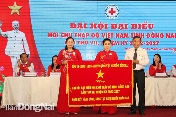  Phó bí thư Thường trực Tỉnh ủy Hồ Thanh Sơn tặng bức trướng cho đại hội.