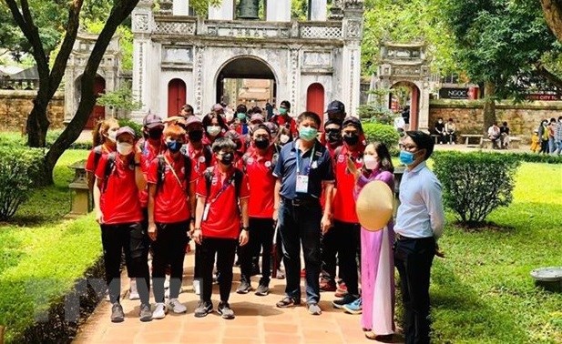 A group of foreign tourists to the Temple of Literature in Hanoi (Photo: VNA)