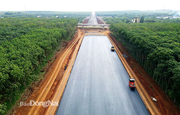 Đường cao tốc Phan Thiết - Dầu Giây là một trong 4 đoạn cao tốc phải hoàn thành xây dựng trong năm 2022. Ảnh: Phạm Tùng