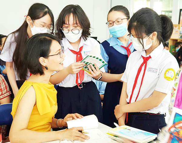 Nhà báo/nhà văn Phương Huyền giao lưu ký tặng sách cho các học trò