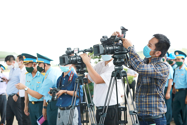 Các phóng viên Báo Đồng Nai, Đài PT-TH Đồng Nai tác nghiệp tại sân bay Biên Hòa. Ảnh: Huy Anh
