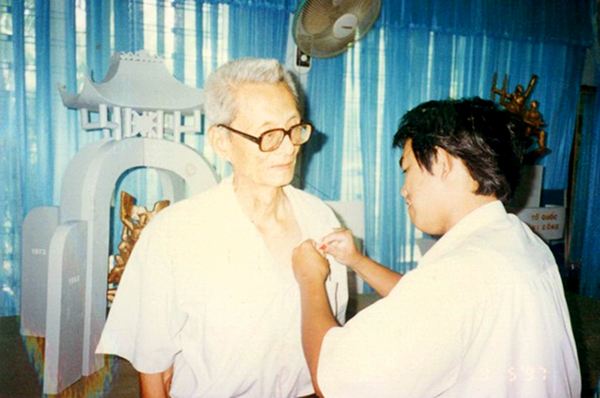 Nhà báo Hoàng Thơ (trái) và tác giả Huỳnh Văn Tới (ảnh tư liệu năm 1997)