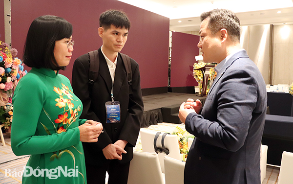 Phó chủ tịch UBND tỉnh Nguyễn Thị Hoàng trao đổi với doanh nghiệp nước ngoài bên lề hội nghị