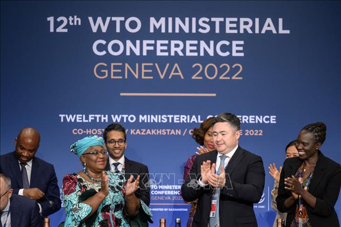 Tổng Giám đốc Tổ chức Thương mại thế giới Ngozi Okonjo-Iweala (thứ 2, trái) và các quan chức WTO tại phiên bế mạc Hội nghị Bộ trưởng WTO ở Geneva (Thụy Sĩ) ngày 17-6-2022. Ảnh: AFP/TTXVN