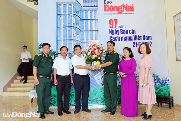 Đại diện Đảng ủy, Chỉ huy Lữ đoàn 96 tặng hoa, quà chúc mừng Báo Đồng Nai