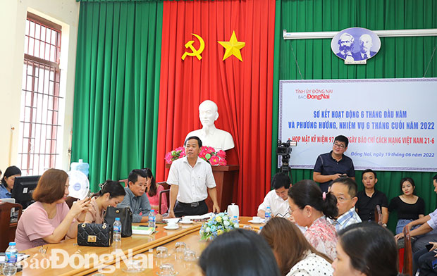 Phó tổng biên tập báo Đồng Nai Đinh Kim Tuấn phát biểu tại hội nghị. (ảnh: Huy Anh)