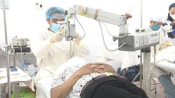 Các bác sĩ phẫu thuật mắt miễn phí cho bệnh nhân
