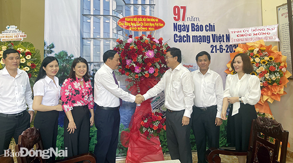  Phó trưởng đoàn chuyên trách Đoàn Đại biểu Quốc hội tỉnh Bùi Xuân Thống tặng hoa chúc mừng Báo Đồng Nai