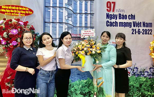 Chủ tịch Hội LHPN tỉnh Lê Thị Thái chúc mừng Báo Đồng Nai