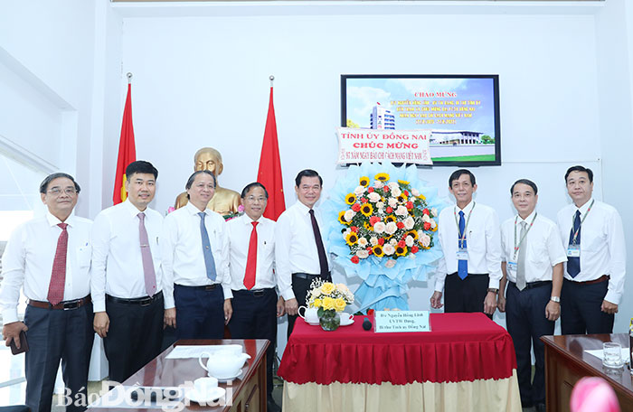 Đồng chí Nguyễn Hồng Lĩnh, Ủy viên Trung ương Đảng, Bí thư Tỉnh ủy tặng hoa chúc mừng Đài PTTH Đồng Nai. 