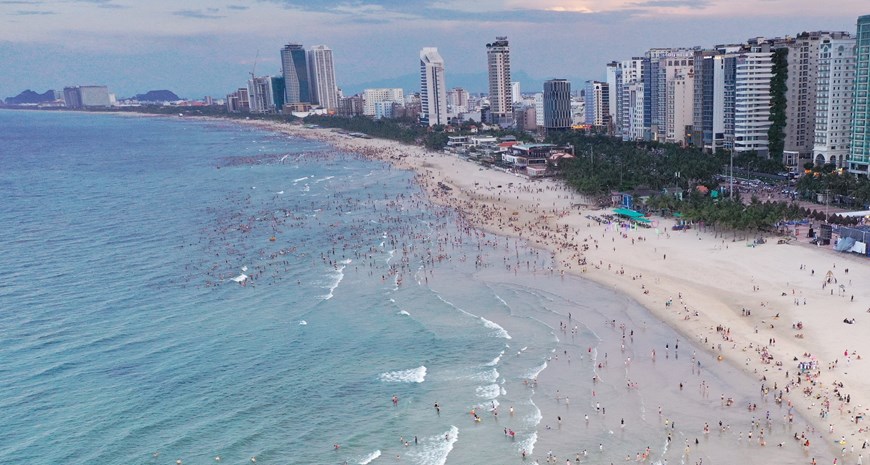 My Khe beach in Da Nang city attracts a large crowd of domestic and foreign tourists.