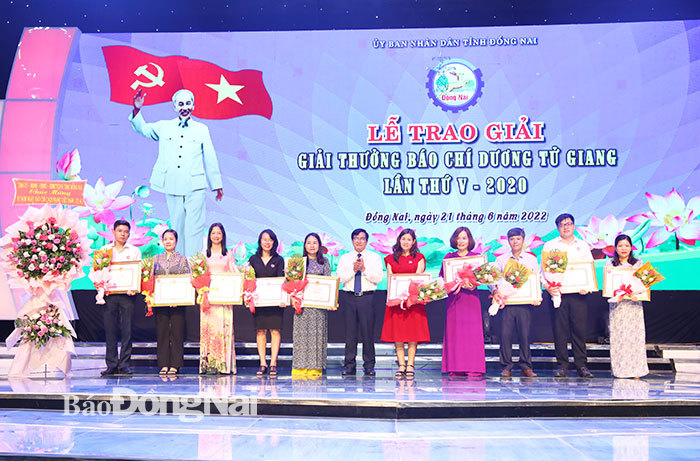 Phó chủ tịch UBND tỉnh Nguyễn Sơn Hùng trao Giải báo chí Dương Từ Giang lần thứ V-2020 cho các nhà báo của Báo Đồng Nai. Ảnh: Huy Anh