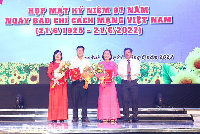 Các tác giả, nhóm tác giả nhận giải nhì Giải thưởng Ngòi Viết vàng tỉnh Đồng Nai lần thứ 32