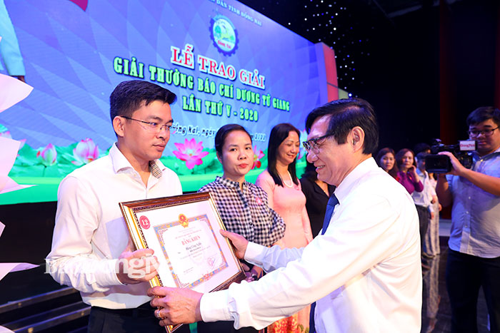 Phó chủ tịch UBND tỉnh Nguyễn Sơn Hùng trao giải B Giải báo chí Dương Từ Giang lần thứ V-2020 cho nhà báo Đặng Công Nghĩa của Báo Đồng Nai. Ảnh: Huy Anh
