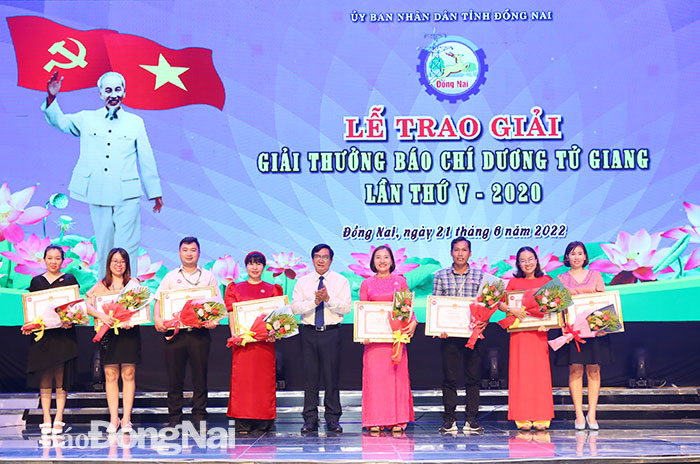 Phó chủ tịch UBND tỉnh Nguyễn Sơn Hùng trao Giải báo chí Dương Từ Giang lần thứ V-2020 cho các nhà báo của Đài PTTH Đồng Nai. Ảnh: Huy Anh