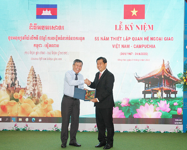 Tổng Lãnh sự Vương quốc Campuchia tại TP.HCM Sok Dareth tặng quà Phó bí thư Thường trực Tỉnh ủy Hồ Thanh Sơn.