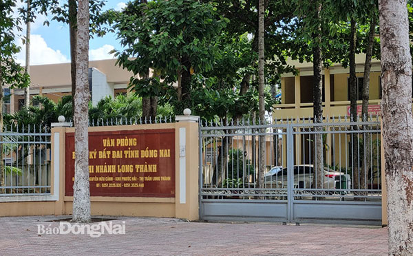 Lực lượng chức năng cũng đã có mặt tại Văn phòng đăng ký đất đai tỉnh Đồng Nai, chi nhánh Long Thành để khám xét. Ảnh: CTV