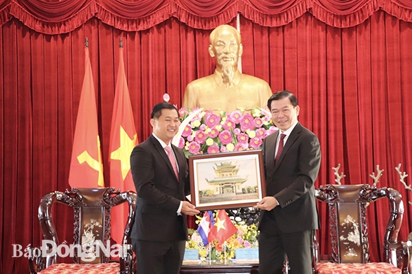 Secretary Nguyen Hong Linh presents sovernir gift to Consul General Sok Dareth 