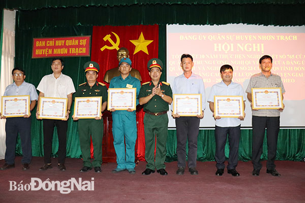 Trung tá Lại Như Thanh, Chỉ huy trưởng BCHQS huyện trao giấy khen cho các cá nhân đạt thành tích xuất sắc trong công tác huấn luyện, giai đoạn 2012 - 2022