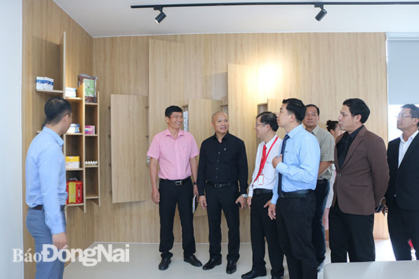 Lãnh đạo Sở KH-CN và các trường đại học trong tỉnh tham quan phòng trưng bày các sản phẩm KH-CN của Trường đại học Công nghệ Đồng Nai.