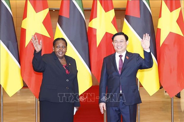 NA Chairman Vuong Dinh Hue (right) and President of the Mozambican Assembly Esperanca Laurinda Francisco Nhiuane Bias.