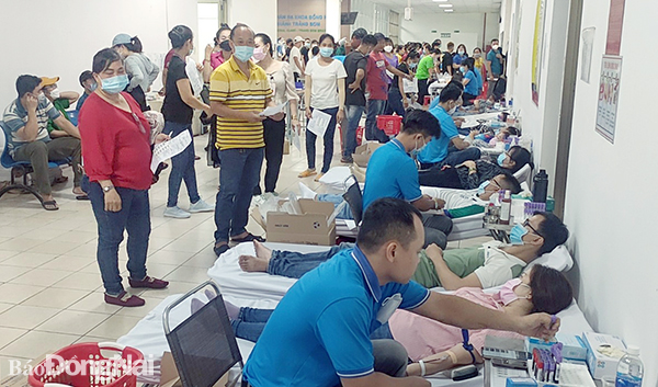 Công nhân và người dân H. Trảng Bom tham gia hiến máu