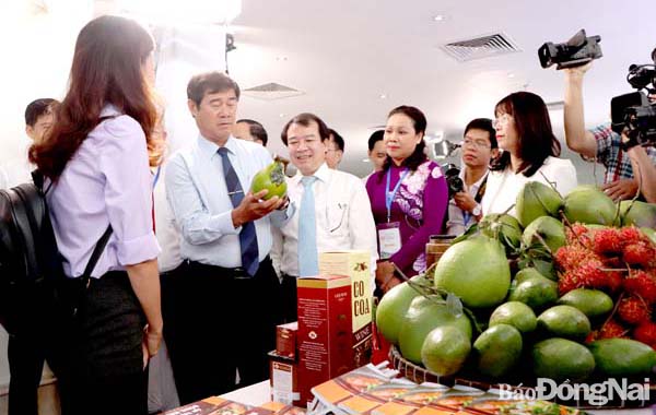 Gian hàng giới thiệu sản phẩm du lịch và đặc sản trái cây của Đồng Nai tại lễ Ký kết hợp tác phát triển Đông Nam bộ năm 2020