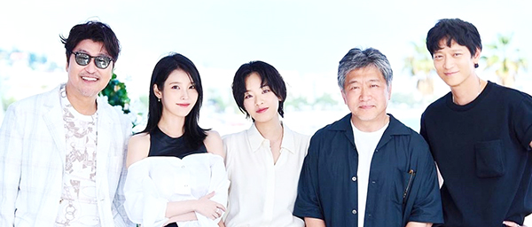 Song Kang-ho (bìa trái) cùng đạo diễn Kore-eda và đoàn phim Broker tại Cannes 2022