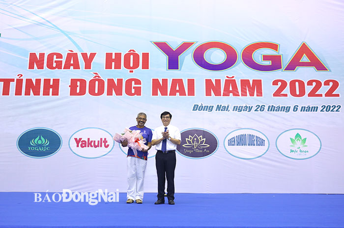 Phó chủ tịch UBND tỉnh Nguyễn Sơn Hùng tặng hoa chúc mừng Ngài R.O.Sunil Babu, Lãnh sự Ấn Độ tại TP.HCM