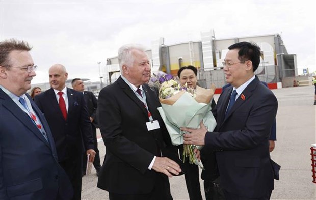 NA Chairman Vuong Dinh Hue (R) was welcomed at the airport by Deputy Speaker of the Hungarian parliament István Jakab