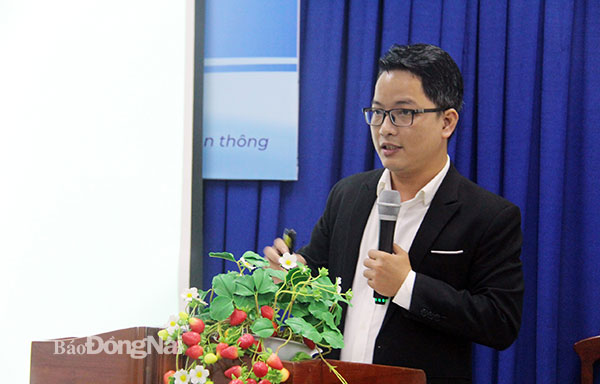 Nhà báo Đặng Sinh, biên tập viên Báo Thanh Niên trình bày tham luận Mô hình phân phối thông tin đa nền tảng nhìn từ Báo Thanh Niên