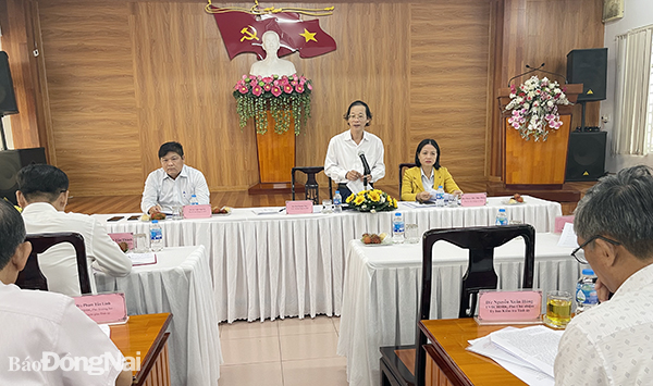 Bí thư Đảng ủy Khối các cơ quan tỉnh Bùi Quang Huy chủ trì thảo luận tại hội nghị