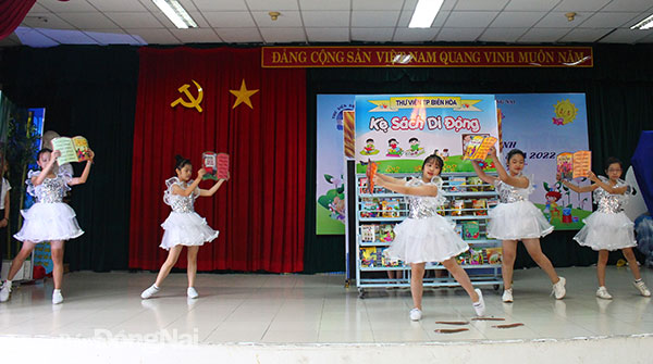Phần thi kể chuyện của các em học sinh khối tiểu học đến từ TP.Biên Hòa. Ảnh: Ly Na