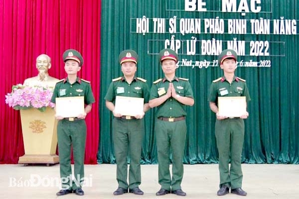 Thượng tá Bùi Anh Tuấn, Trưởng ban chỉ đạo hội thi Sĩ quan pháo binh toàn năng trao giải toàn năng nhất, nhì, ba cho các tuyển thủ