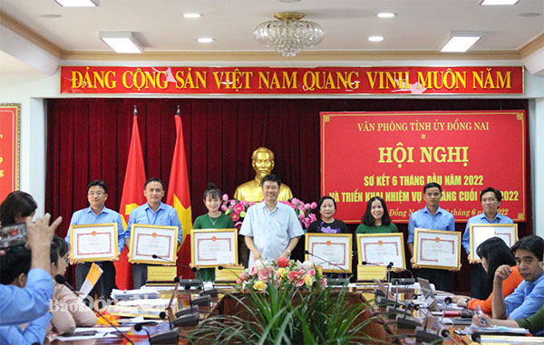 Chánh Văn phòng Tỉnh ủy Viên Hồng Tiến trao bằng khen của UBND tỉnh cho các cá nhân có thành tích xuất sắc trong phong trào thi đua yêu nước từ năm 2020-2021