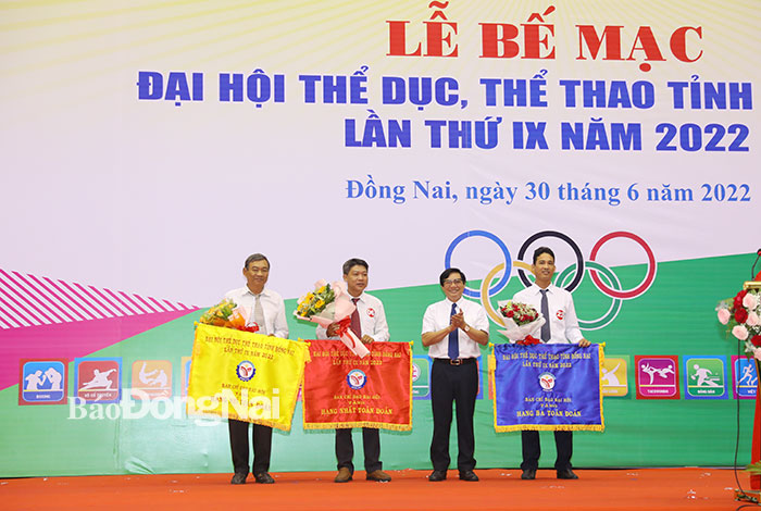 Phó chủ tịch UBND tỉnh Nguyễn Sơn Hùng trao cờ cho 3 địa phương dẫn đầu toàn đoàn Đại hội TDTT tỉnh lần IX năm 2022.