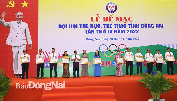 Phó chủ tịch UBND tỉnh Nguyễn Sơn Hùng trao tặng bằng khen của UBND tỉnh cho các tập thể có thành tích trong tổ chức Đại hội TDTT tỉnh lần IX-2022.
