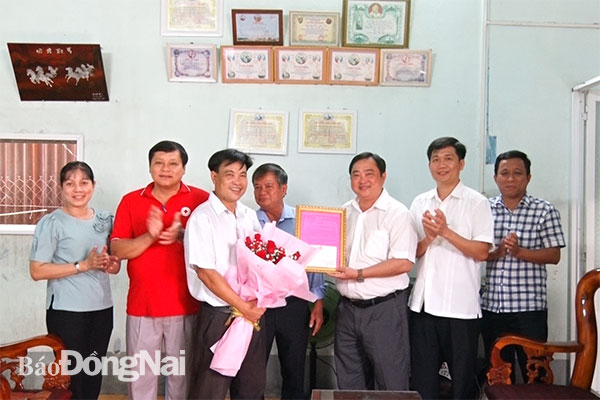 Bí thư Huyện ủy Thống Nhất trao thư khen của Bí thư Tỉnh ủy cho anh Phạm Quốc Khánh