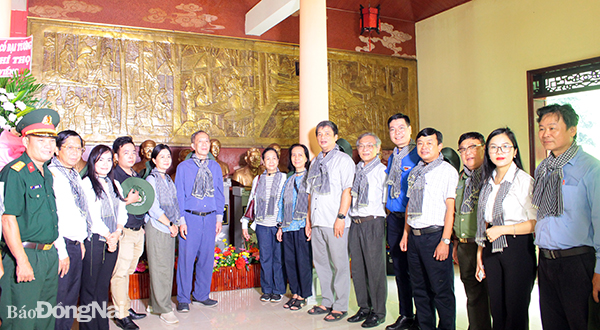 Gia đình của cố Đại tướng Mai Chí Thọ cùng lãnh đạo các ban, ngành của tỉnh chụp hình lưu niệm tại di tích Khu ủy Miền Đông