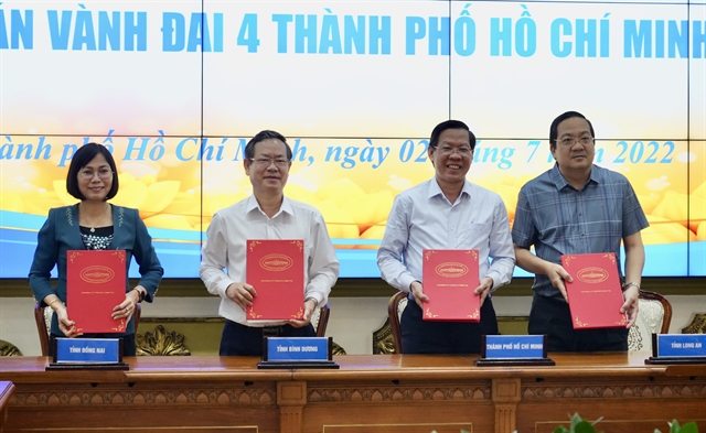 Leaders of HCM City, Long An, Bình Dương, and Đồng Nai sign a plan to coordinate the implementation of the Ring Belt Road No.3 project. Photo: Tuoitre.vn