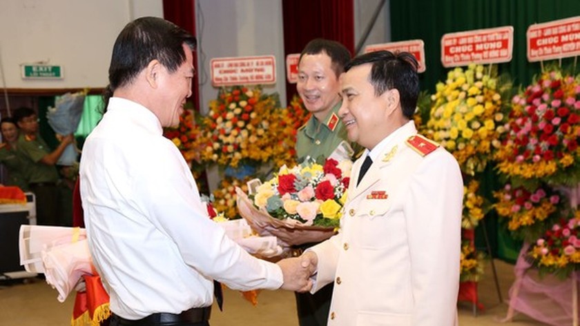 Secretary of Party Committee of Dong Nai Province Nguyen Hong Linh congratulates Major General Nguyen Sy Quang with new position of Director of the Provincial Department of Public Security of Dong Nai.